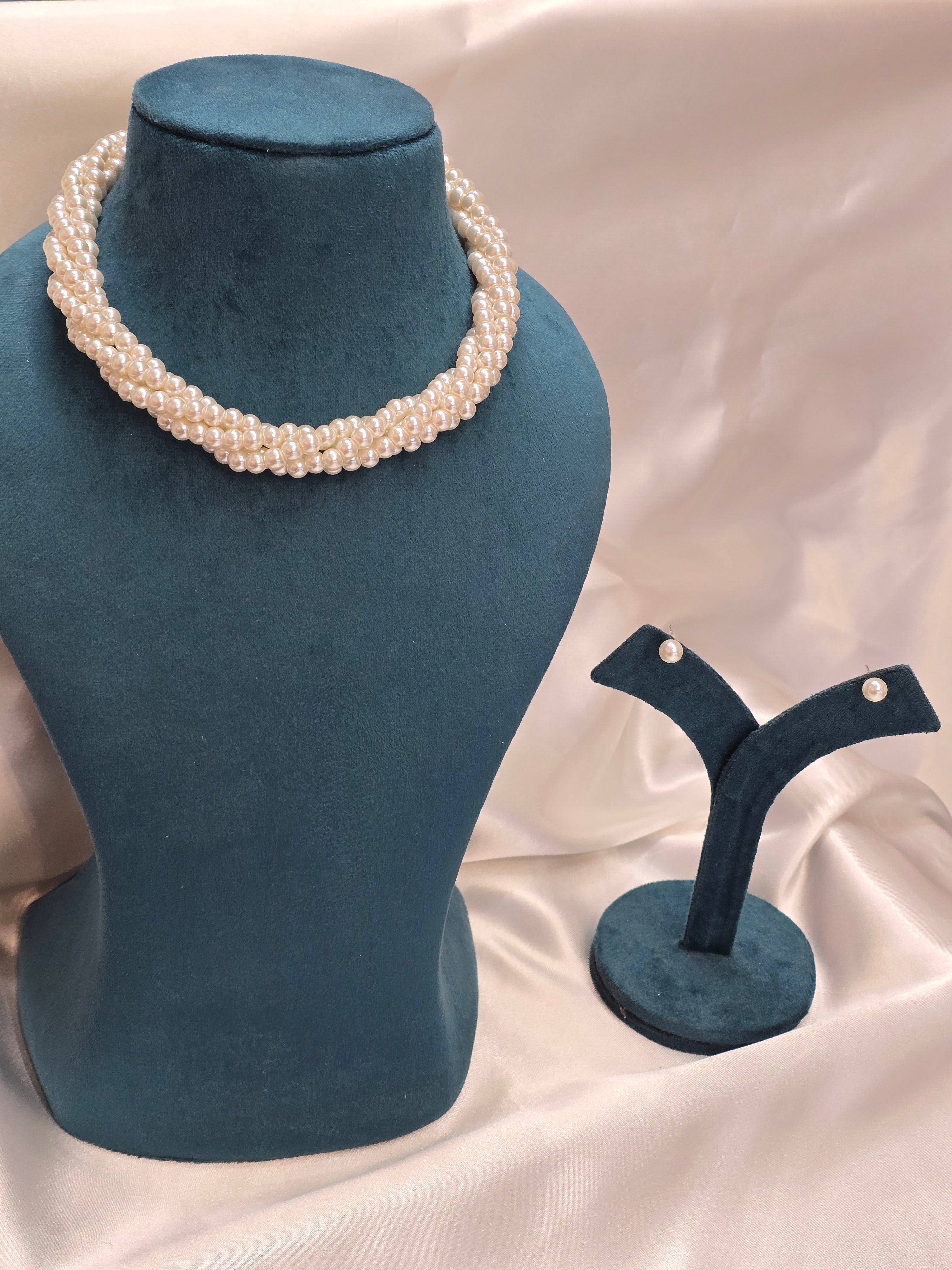 Pearl neckalce with earrings