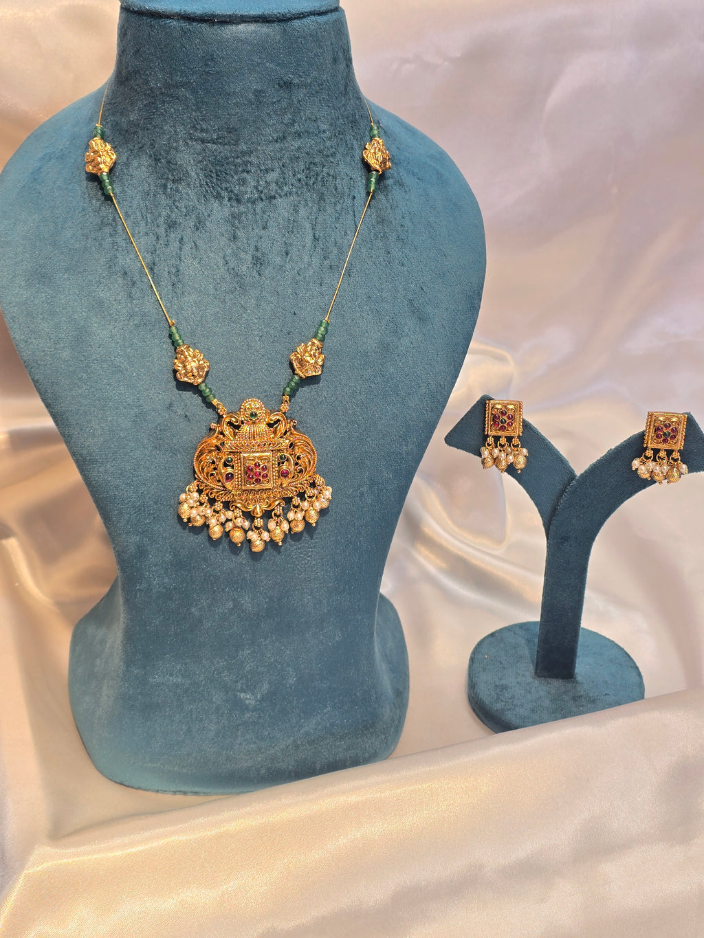 Invisible chain necklace with earrings