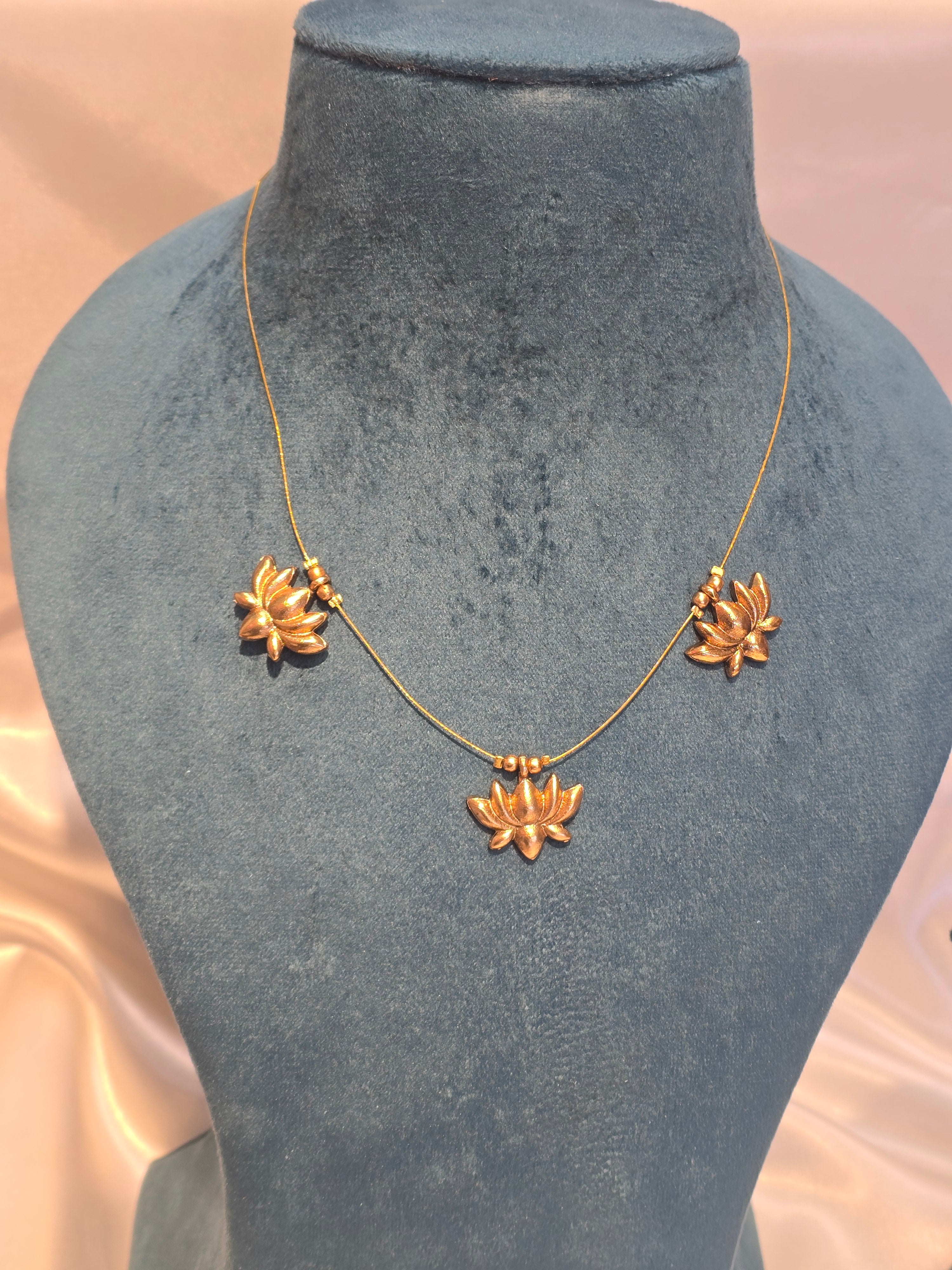 Invisible chain necklace with earrings