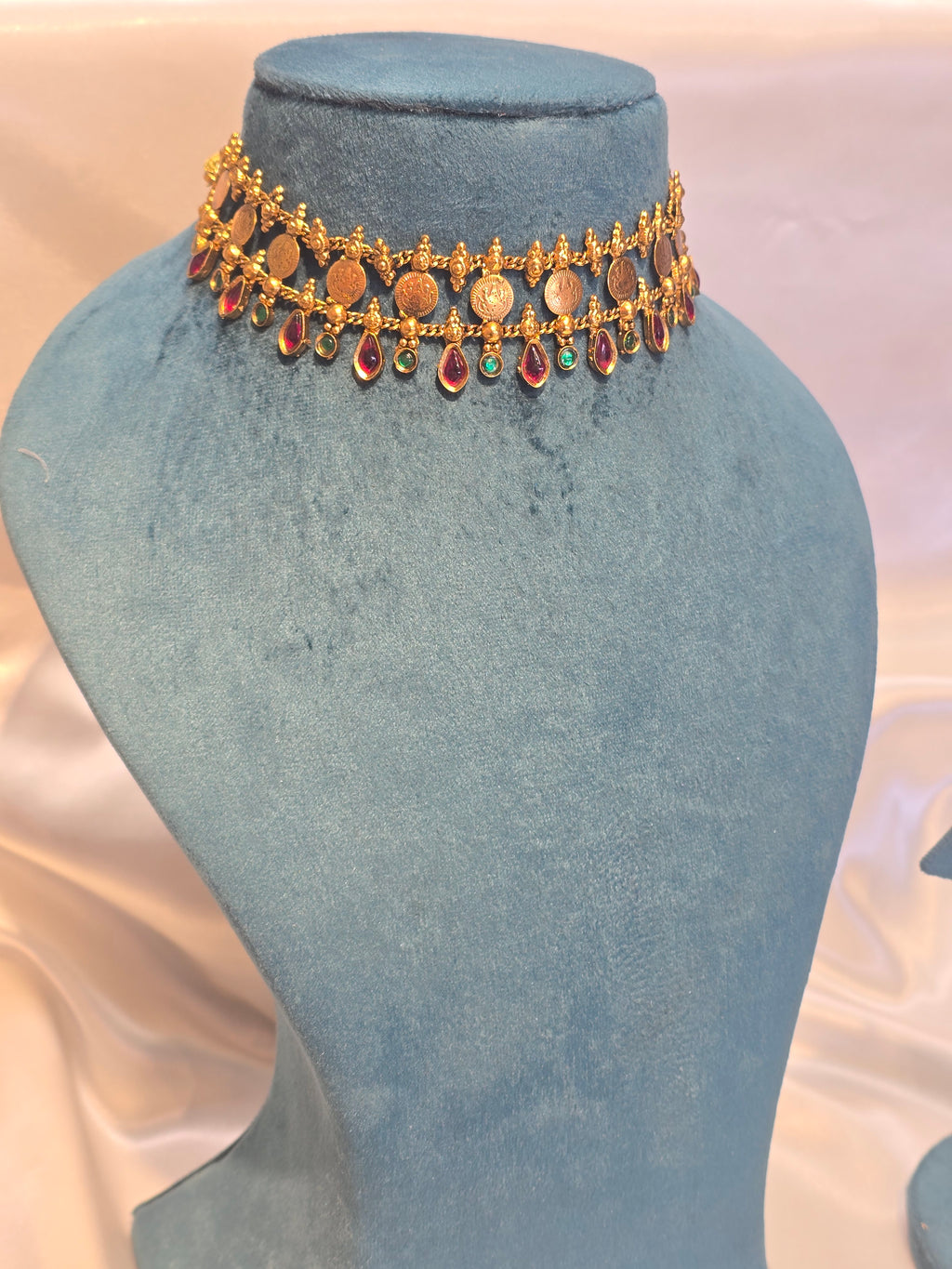 Choker with earrings
