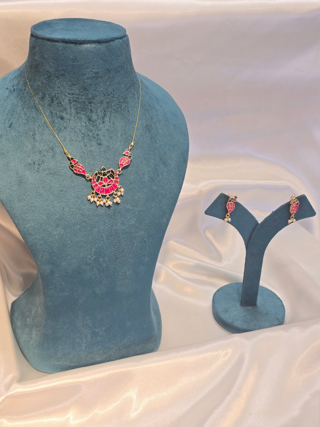 Invisible chain necklace set