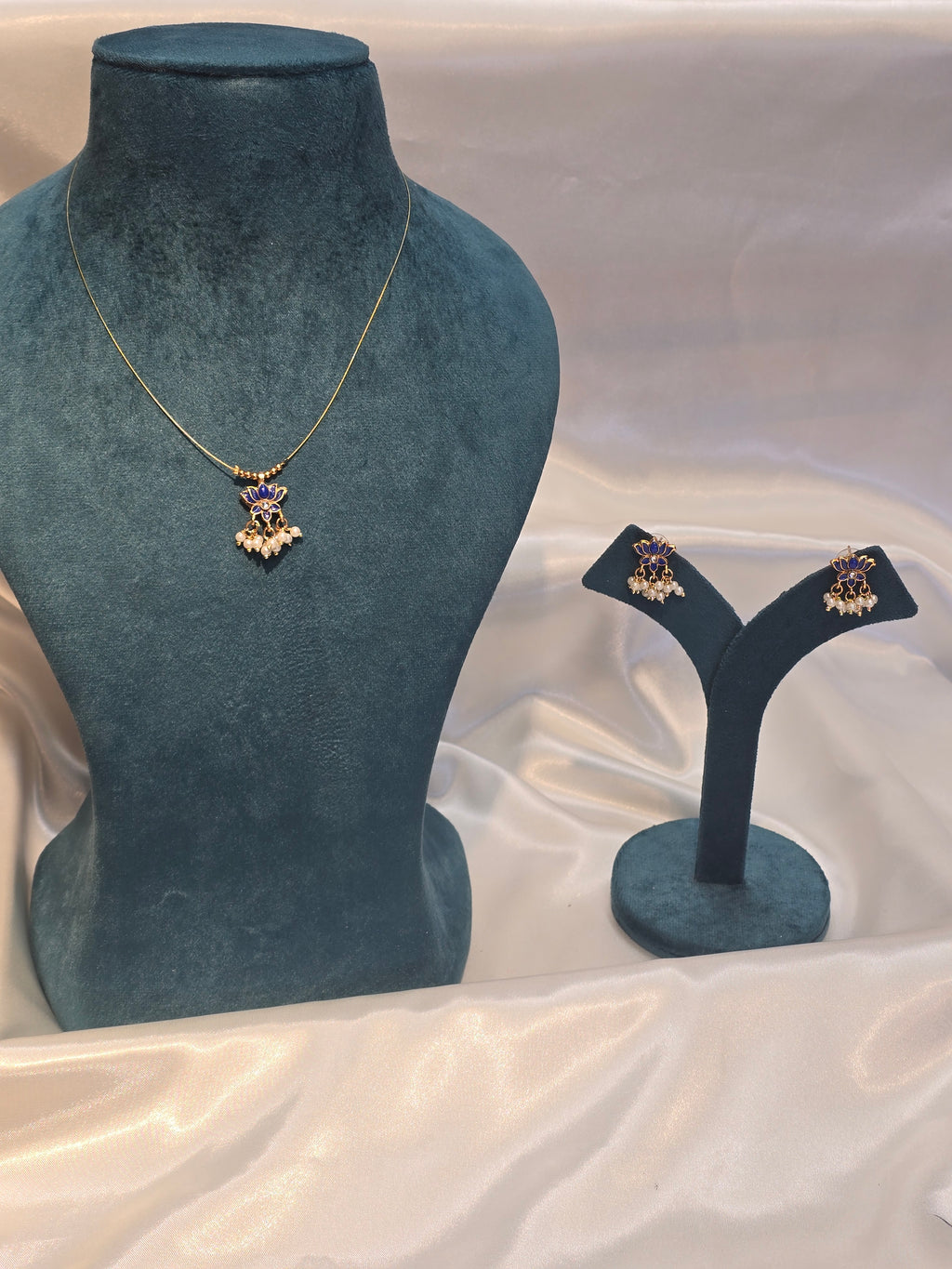 Invisible chain necklace with earrings