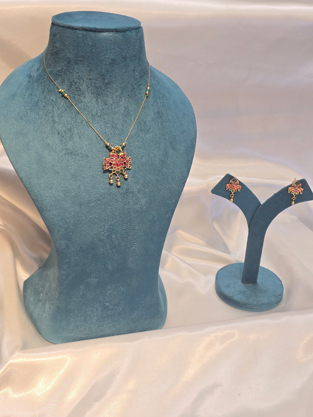 Invisible necklace with earrings