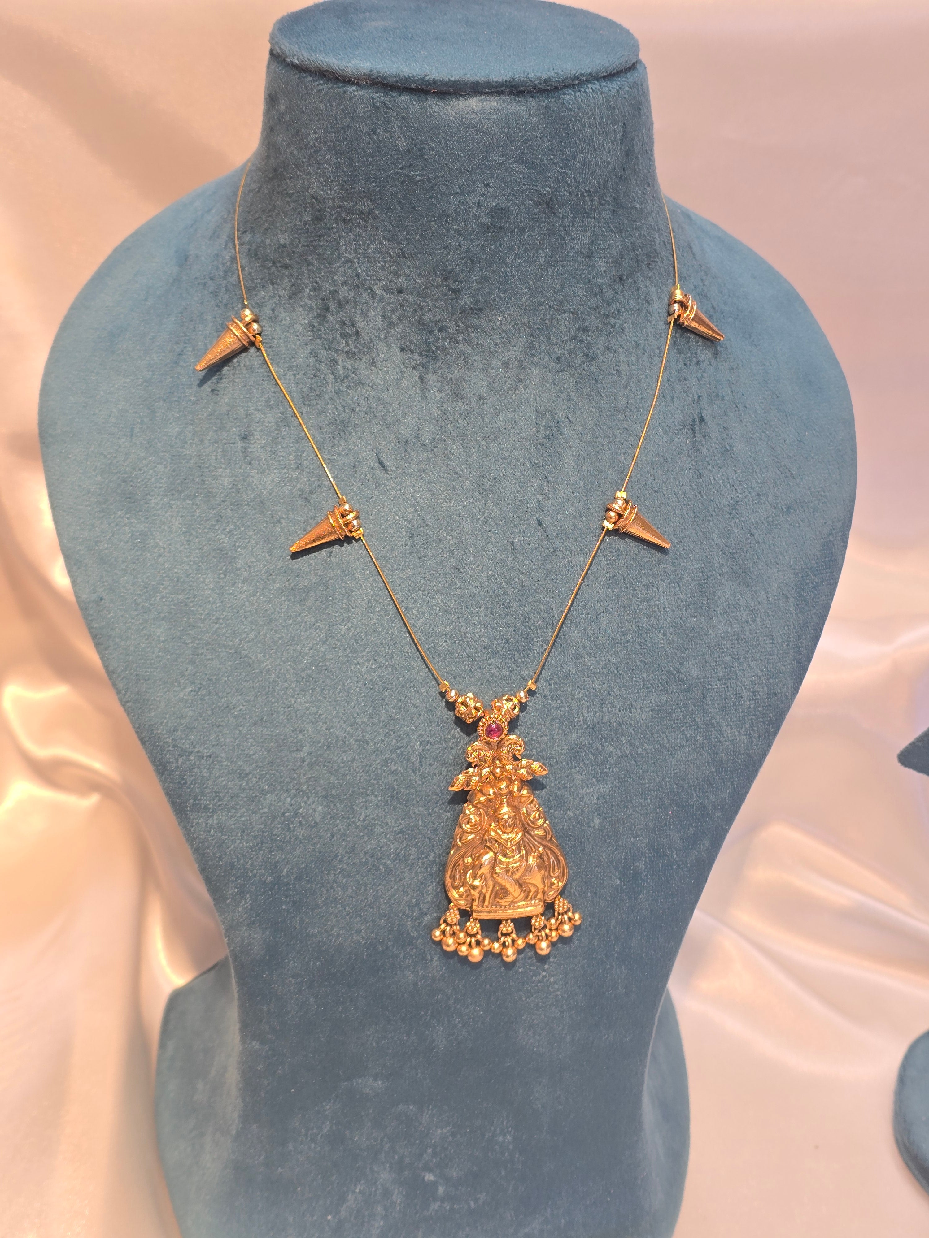 Invisible chain necklace with earrings