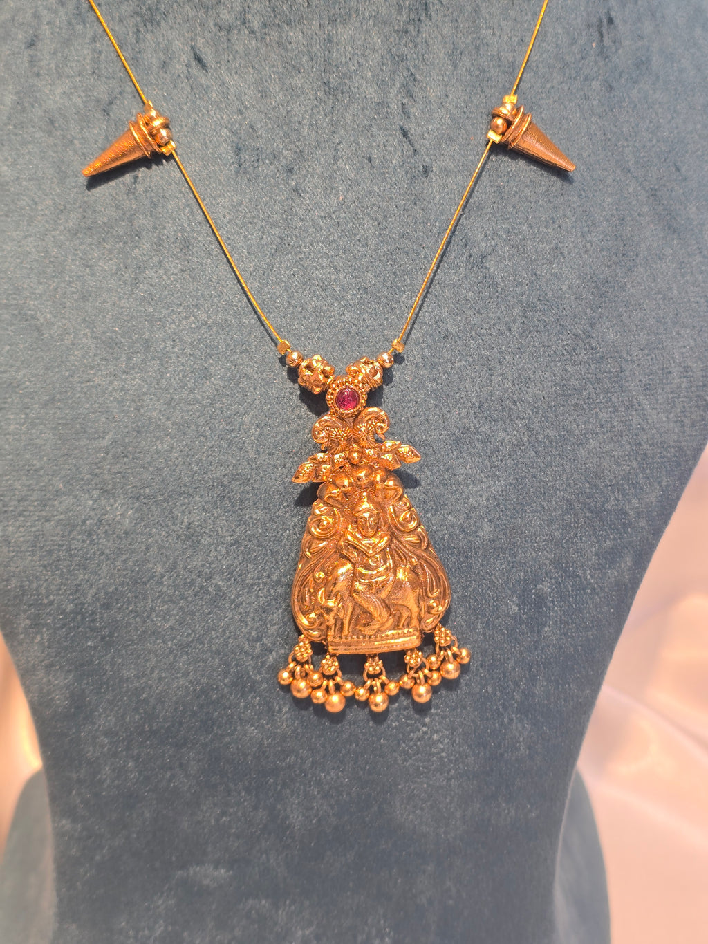 Invisible chain necklace with earrings