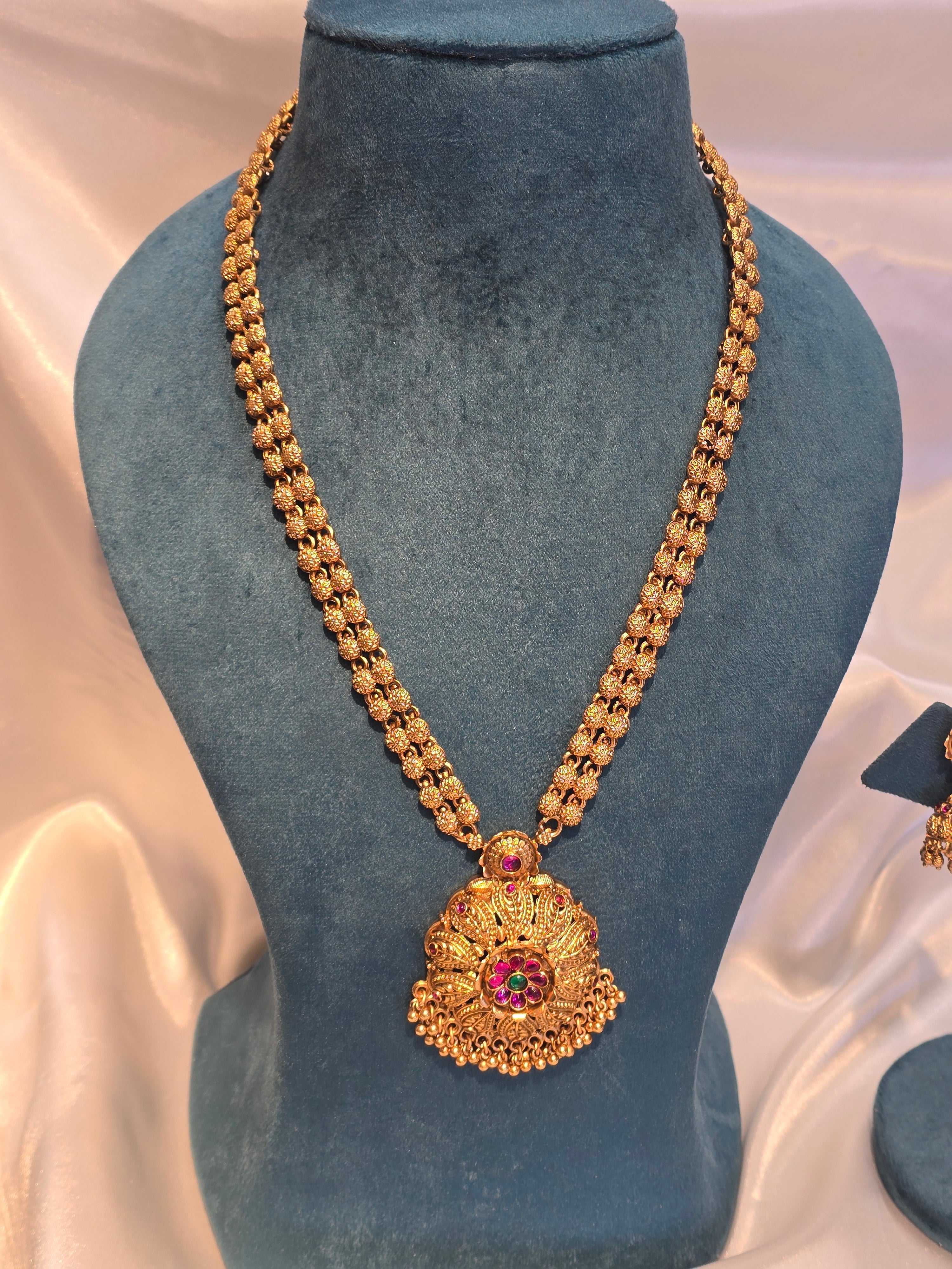 Long necklace with earrings