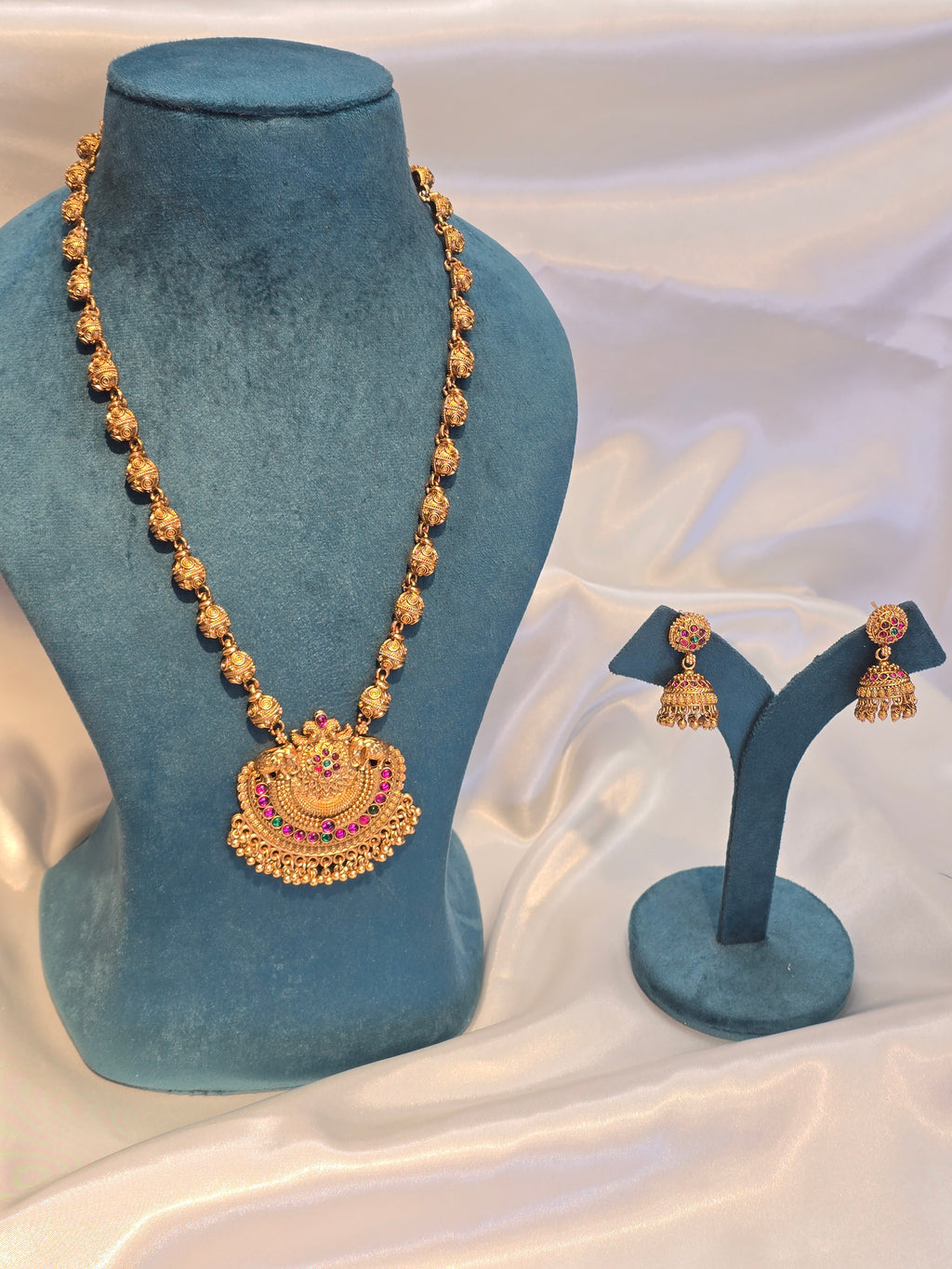 Long necklace with earrings