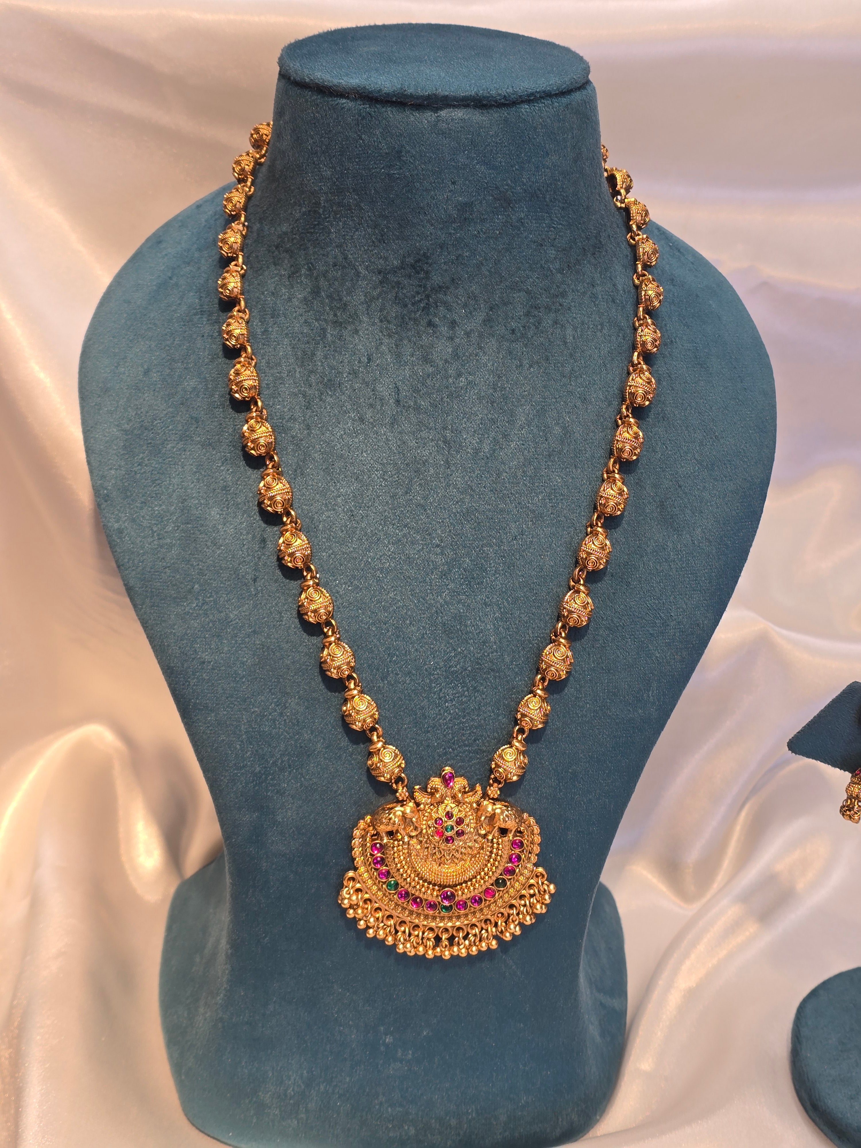 Long necklace with earrings