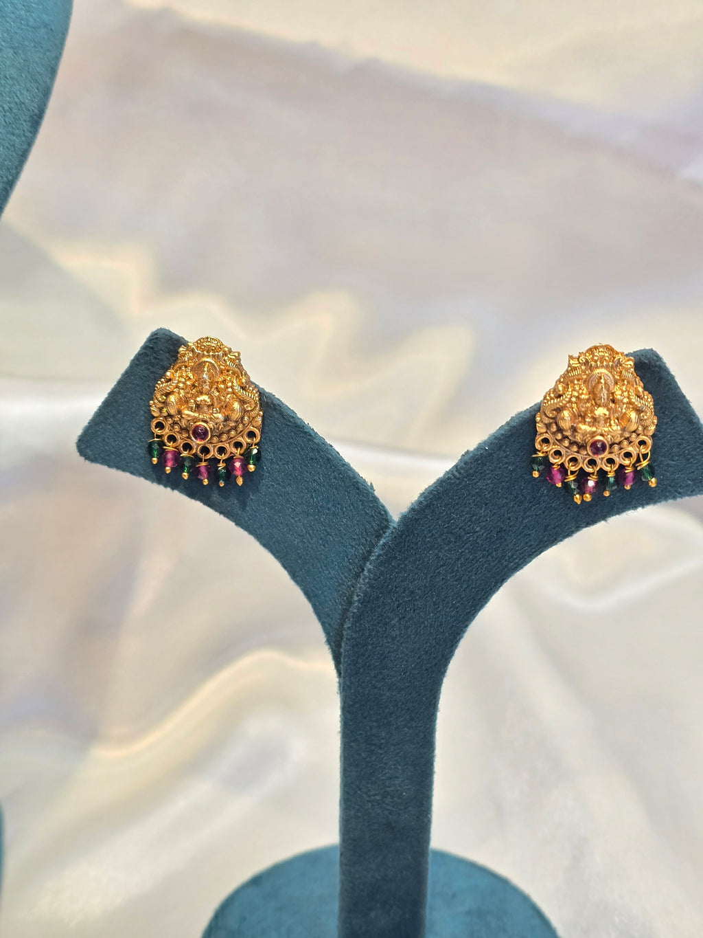 Invisible chain necklace with earrings